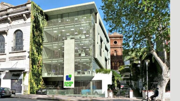 Luego de los reclamos, Pilay explica que utiliza un modelo de construcción «colaborativo»