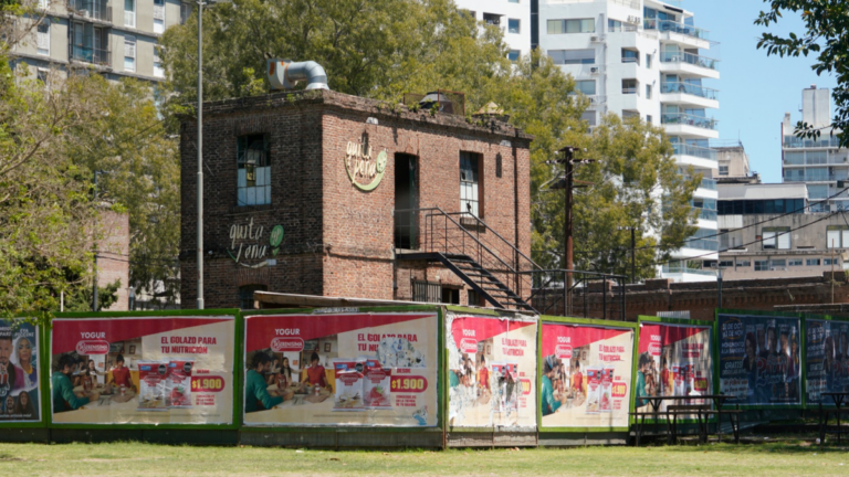 Vista de las obras de remodelación de los bares en el Parque España, Santa Fe.