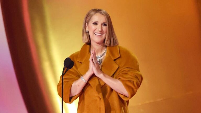 Céline Dion sonriendo, anunciando su regreso a los escenarios.