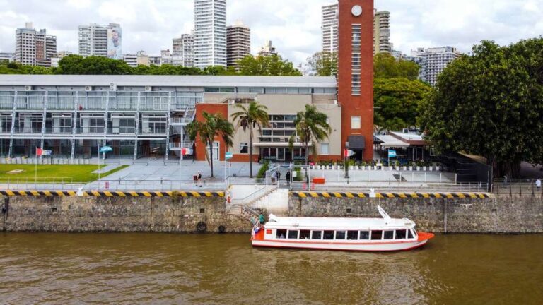 Vista de la Terminal Fluvial de Rosario y embarcaciones durante la temporada de verano