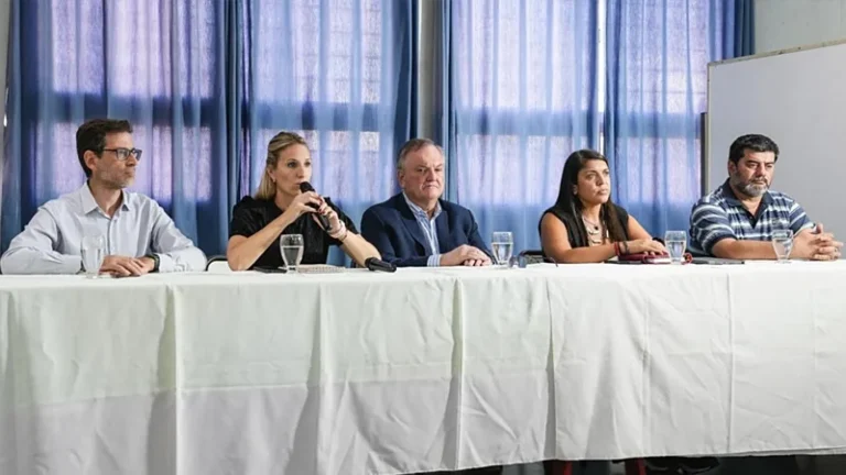 Autoridades del gobierno de Santa Fe en conferencia de prensa sobre las acciones en San Cristóbal