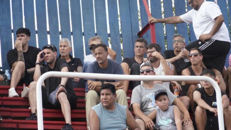 Jorge Messi e Ignacio Boero en la tribuna del estadio Gabino Sosa durante el partido de Leones FC.
