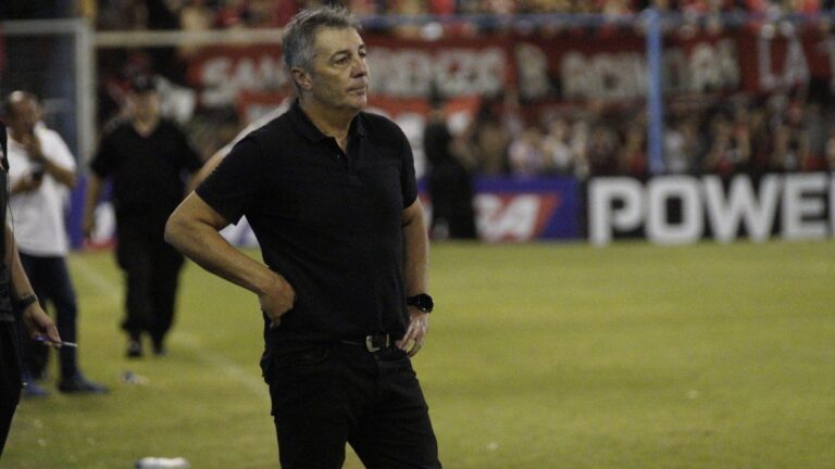 Frank Kudelka, entrenador de Newell's Old Boys, en conferencia de prensa.