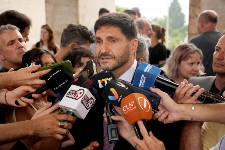 Gobernador Maximiliano Pullaro durante una declaración a la prensa.