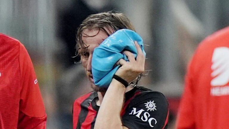 Luka Modric lesionado durante un partido del AC Milan