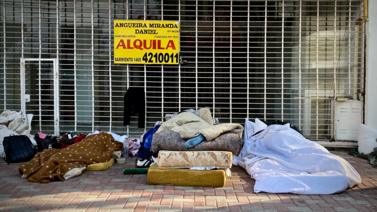 Colecta de abrigos solidaria en bares de Rosario para personas en situación de calle