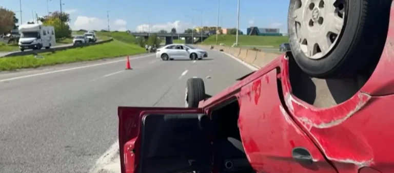Operativo de emergencia en la Autopista Rosario tras accidente de tránsito