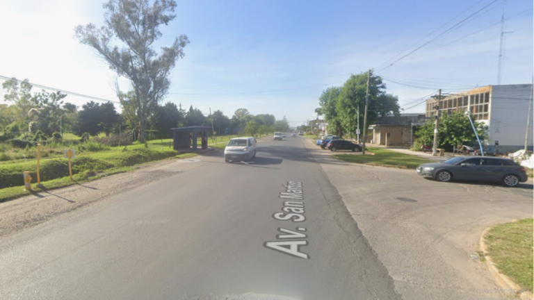 Ilustración de una calle con señal de tránsito, representando seguridad vial.