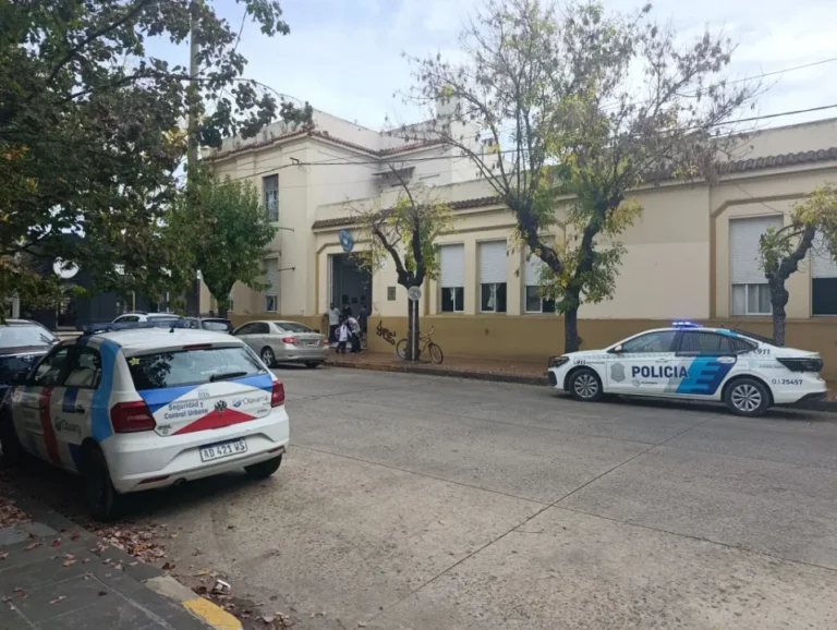 Autoridades y fuerzas de seguridad en las puertas de una institución educativa