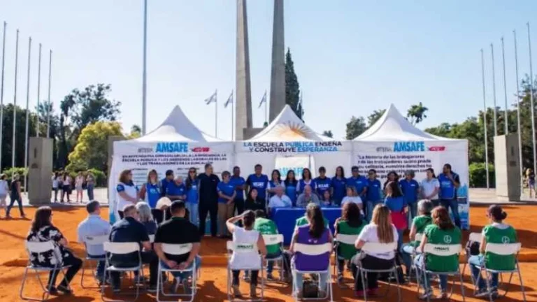 Carpa Blanca de Amsafé instalada en el Campo de la Gloria, San Lorenzo