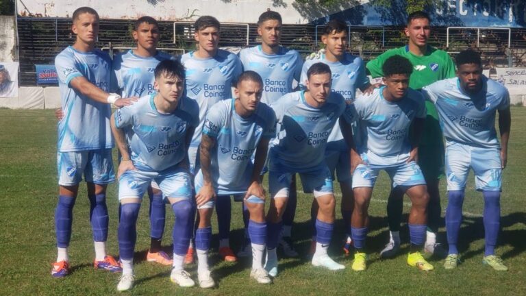 Jugadores de Argentino y Atlas durante el partido en el estadio Olaeta de Rosario.