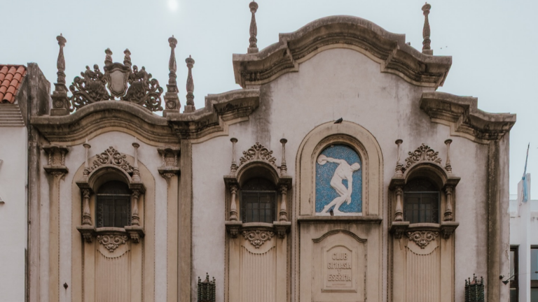 Fotografía de arquitectura en Rosario, tomada por los arquitectos Mathieu Jaumainson y Agathe Belot, mostrando la diversidad de estilos de la ciudad.