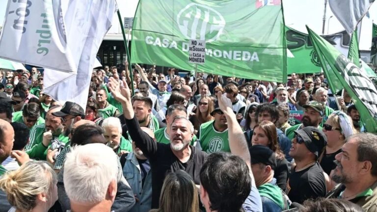 Reunión de delegados del gremio ATE discutiendo temas laborales y crediticios.