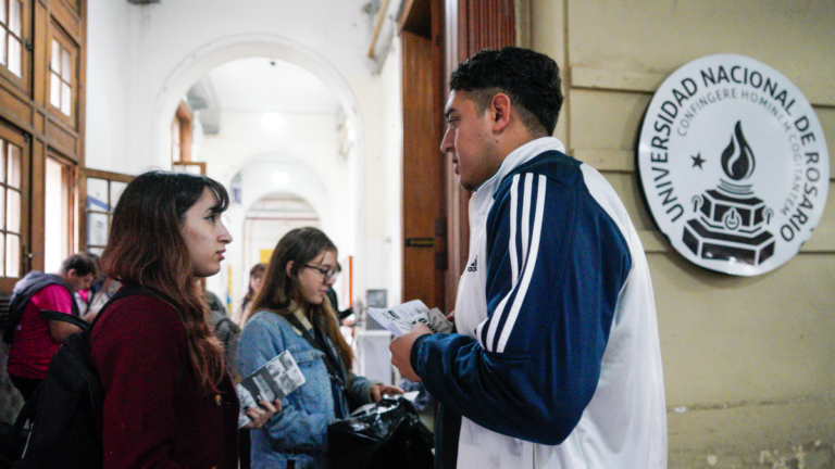 Estudiantes caminando por los pasillos de una universidad en Rosario