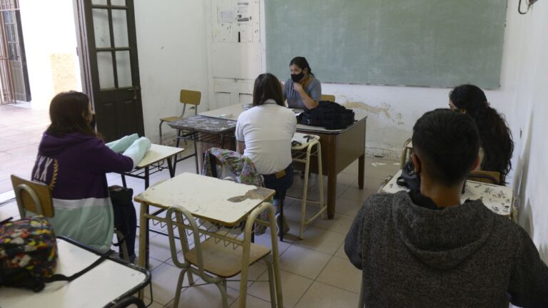 Gráfico ilustrativo sobre ausentismo escolar en estudiantes secundarios de la provincia de Santa Fe