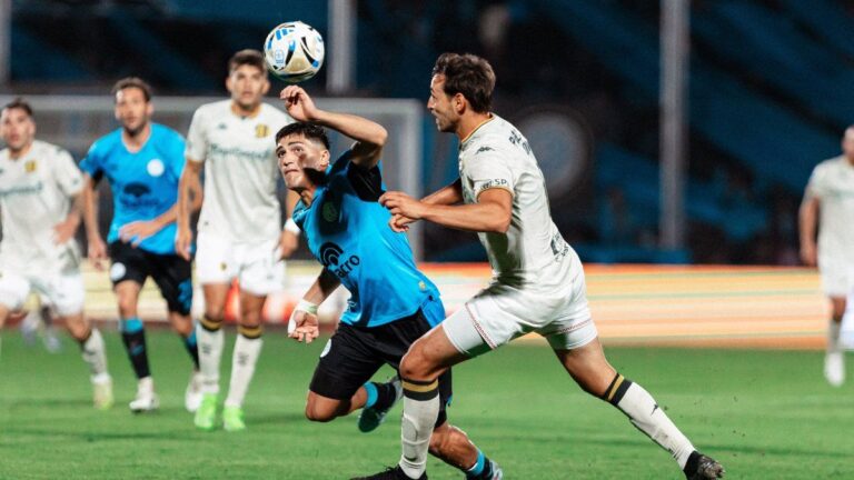 Jugadores de Belgrano y Aldosivi durante el partido en el estadio Julio César Villagra