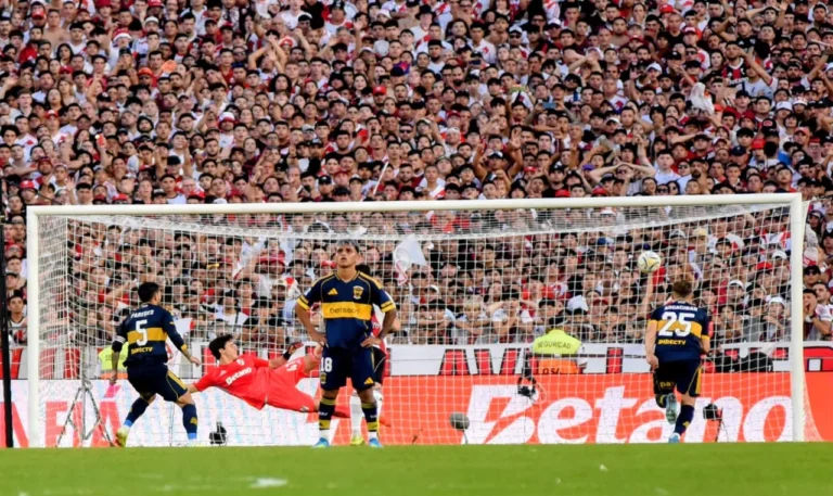 Jugadores de Boca Juniors y River Plate durante el Superclásico en el estadio Monumental.