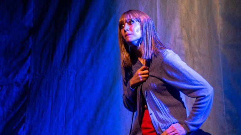 Camila Peralta en escena durante la obra de teatro "Suavecita".
