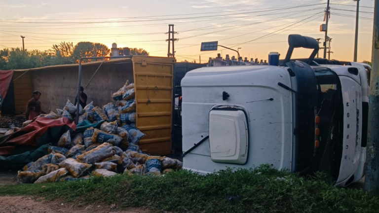 Camión volcado con carga de papas en la calzada de Avellaneda y Circunvalación, Rosario.