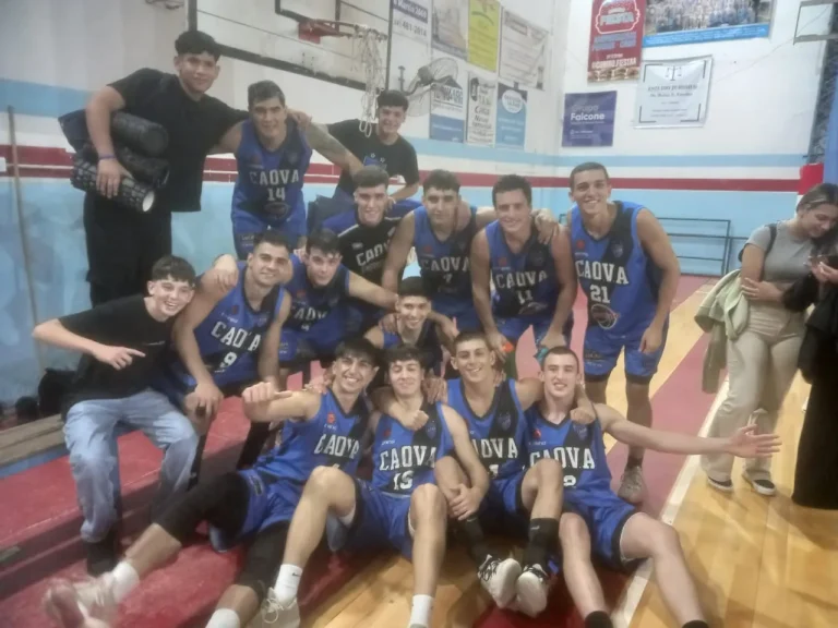 Jugadores de básquet de Caova y Tiro Suizo durante el clásico de la Superliga.