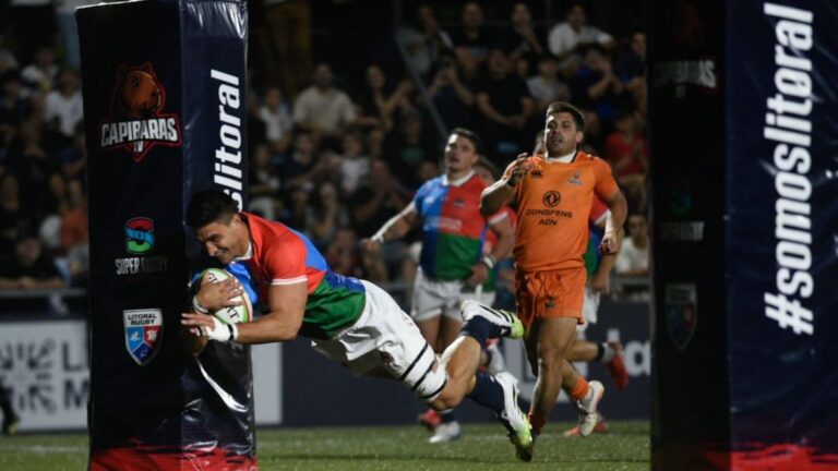 Acción del partido de rugby entre Capibaras y Tarucas en el Hipódromo del Parque Independencia.