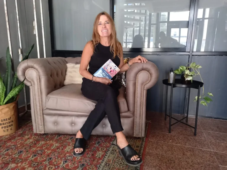 Carolina López presenta su libro de cuentos “Una mesa libre contra la ventana” en Santa Fe