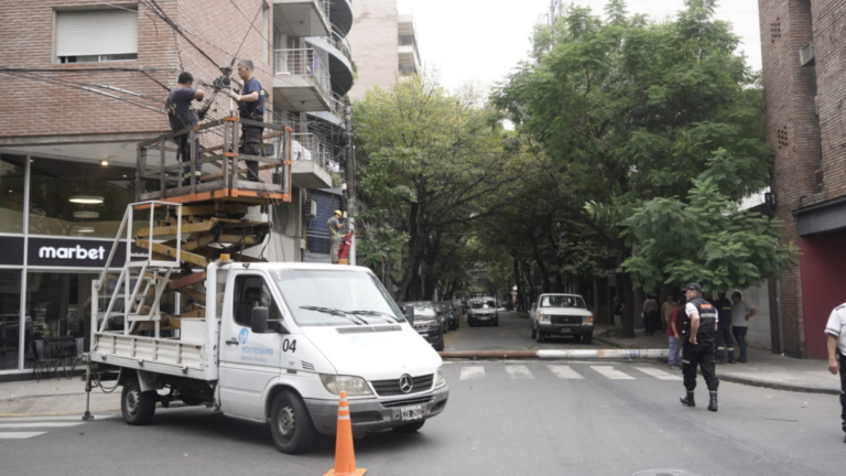 Columna de trolebús caída sobre la calle en la intersección de 3 de Febrero y Primero de Mayo, Barrio Martín, Santa Fe.