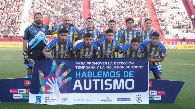 Jugadores de Central Córdoba y Huracán durante el partido en el estadio Tomás A. Ducó.