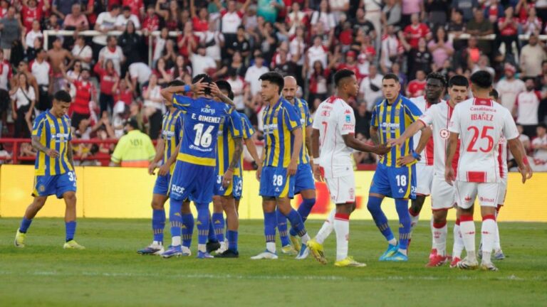 Plantel de Rosario Central entrenando en el predio de Arroyo Seco.