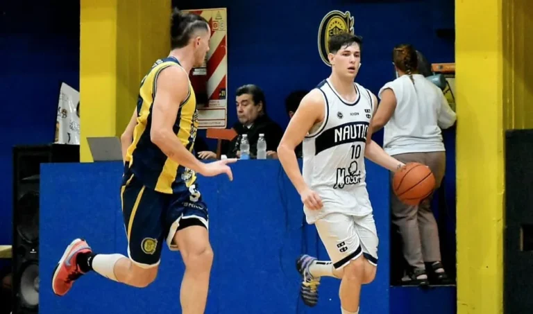 Jugadores de básquet de Central y Náutico en acción durante un partido de la Liga Federal.