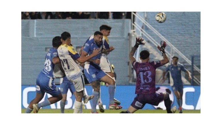 Jugadores de Central celebrando un gol en el partido ante Estudiantes de Río Cuarto