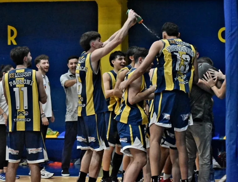 Jugadores de Central y Náutico disputando un partido de básquet en el estadio del Cruce Alberdi.