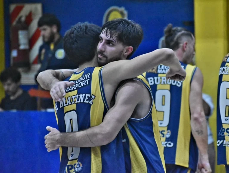 Jugadores de Rosario Central y Temperley en acción durante el partido de la Liga Federal en el Cruce Alberdi.