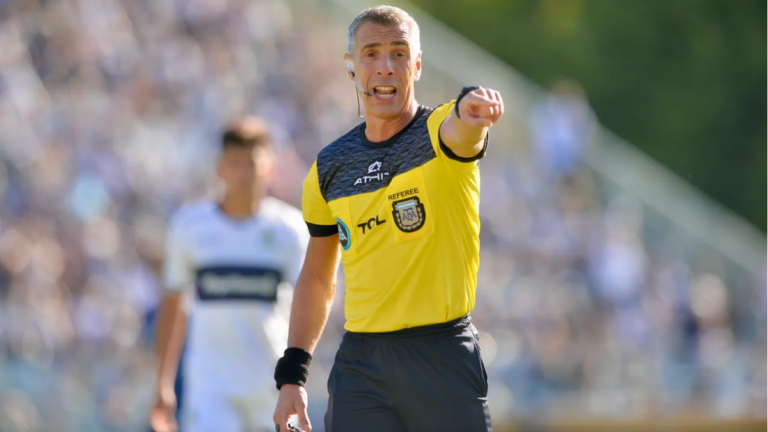 Árbitros de fútbol en el campo de juego