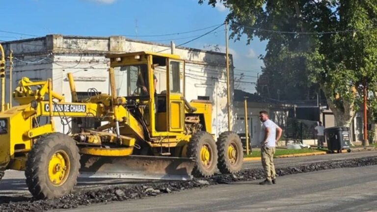 Trabajos de bacheo en la Ruta Nacional 33 a su paso por la localidad de Chabás, provincia de Santa Fe.