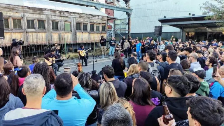 Cielo Razzo en el ingreso del Metropolitano durante show abierto previo al concierto