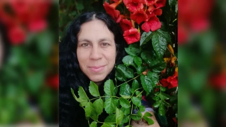 Cintia Ceballos sentada en el patio de su casa con un mate en las manos