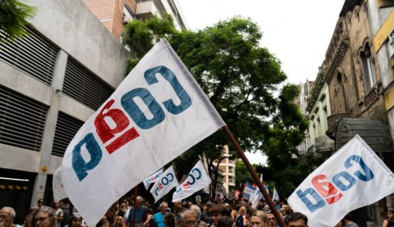 Docentes de la UNR en asamblea reclamando por salarios