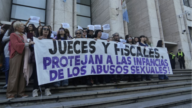 Concentración de organizaciones feministas frente a los Tribunales de Rosario