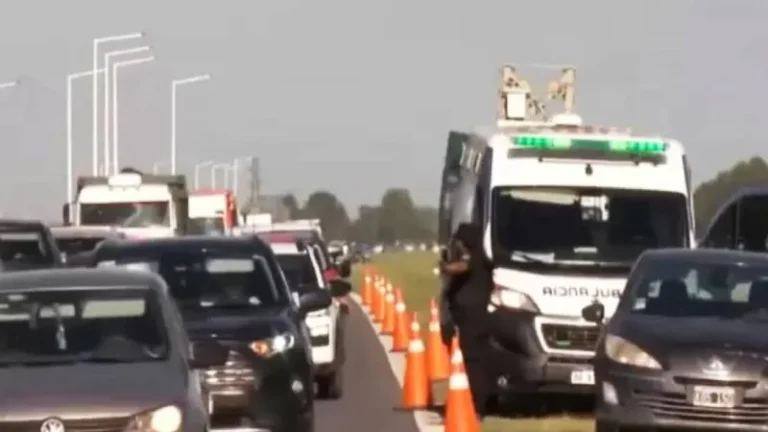 Autopista Rosario-Buenos Aires con tránsito vehicular