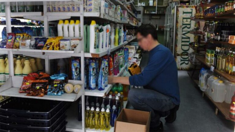 Interior de un supermercado o almacén de barrio en Rosario con estantes surtidos