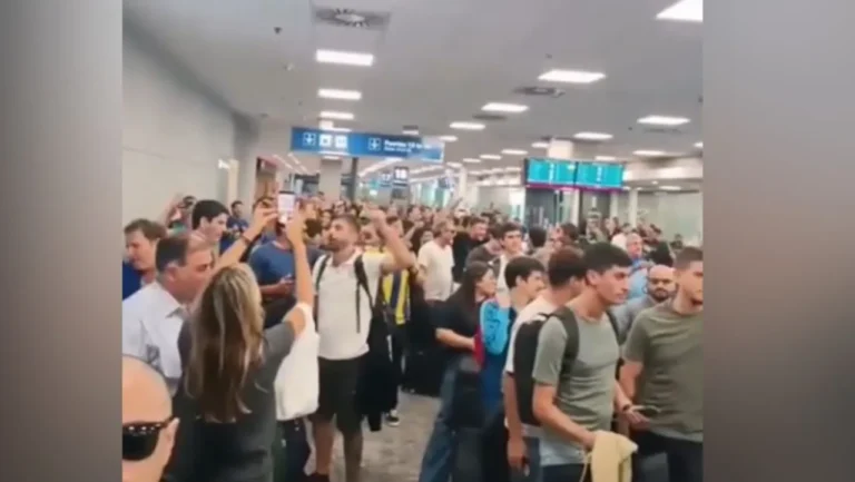 Hinchas de Rosario Central esperan en el Aeropuerto de Fisherton