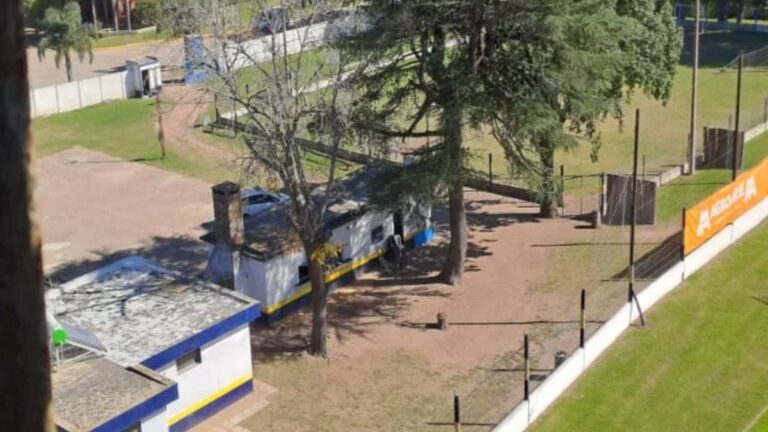 Operativo policial en las instalaciones del Club Atlético Eduardo Hertz de Villa Mugueta.