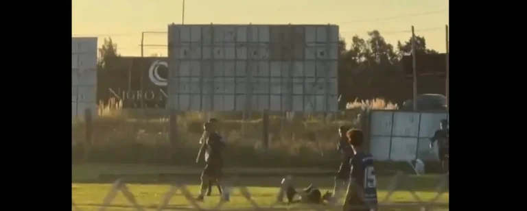 Ilustración de un árbitro de fútbol en un campo de juego, referencia al incidente en Funes.