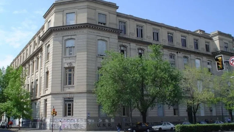 Docentes reunidos en una manifestación frente a la Facultad de Ingeniería de la UNR en Rosario.