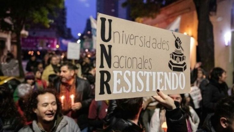 Docentes universitarios reunidos en asamblea de Coad en Rosario