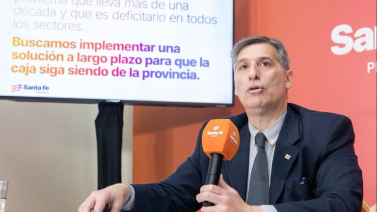 Gráfico de evolución económica con bandera de la provincia de Santa Fe al fondo
