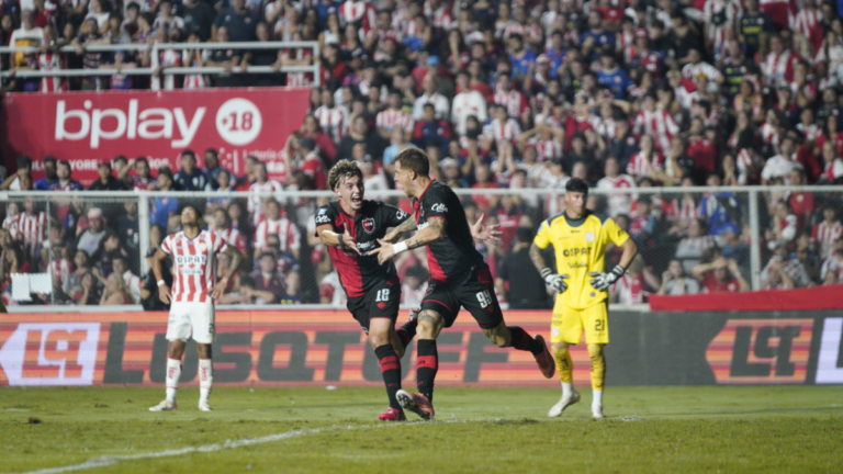 El Colo Ramírez celebra un gol con la camiseta de Newell's