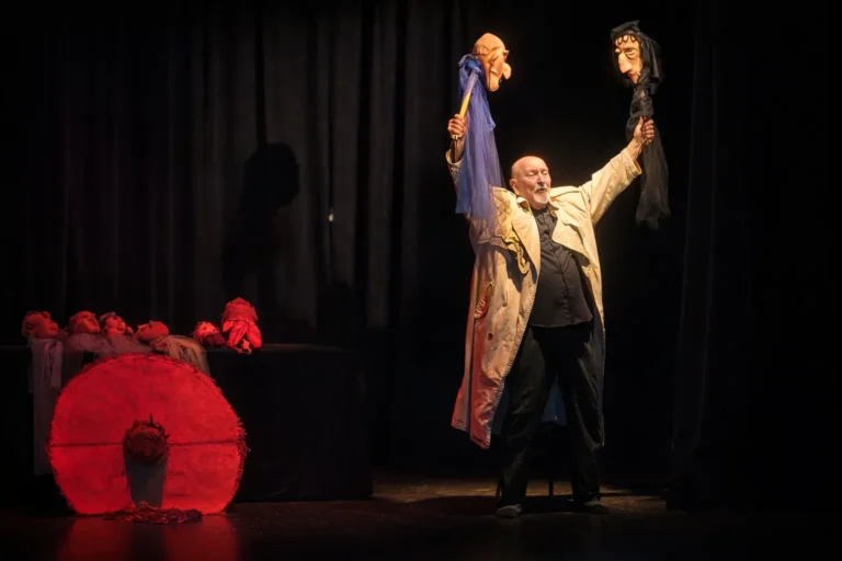 Carlos Schwaderer presenta "El duende sombrerudo" en el Instituto de la Tradición Martín Fierro de Rosario.