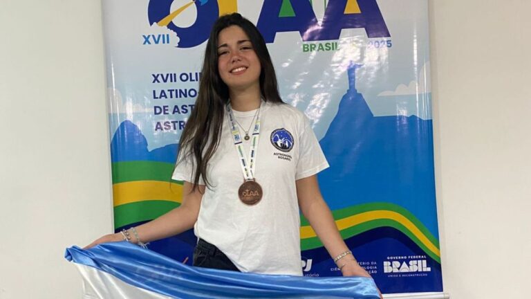 Avril Guzmán, estudiante del Instituto Politécnico de Rosario, muestra su medalla de bronce obtenida en la OLAA.